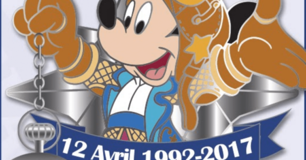 Pin trading Mickey 25th Anniversary Disneyland Paris