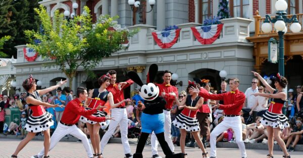 Disneyland Paris - Tuesday is a Guest Star Day - Oswald