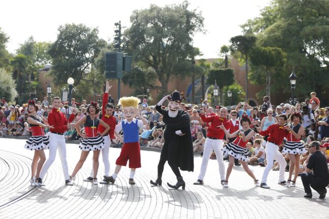 Disneyland Paris - Tuesday is a Guest Star Day - Meet the Robinsons - Lewis and Goob