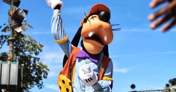 Disneyland Paris - September 2013 - Stars 'n Cars Parade - Goofy (1)