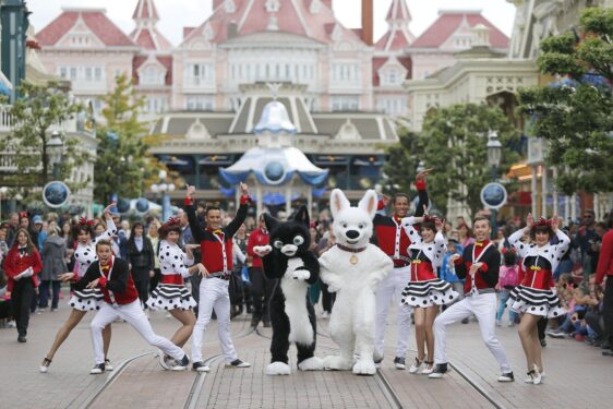 Disneyland Paris - Tuesday is a Guest Star Day - Bolt and Mittens
