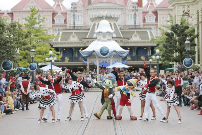 Disneyland Paris - Tuesday is a Guest Star Day - Jiminy Cricket and Pinocchio