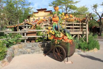 Disneyland Paris - Halloween Decorations 2018 (17)