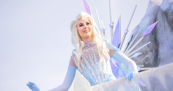 Disneyland Paris - Frozen Celebration - Elsa on Float