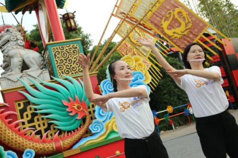 Shanghai Disneyland - Sign Language Service - Mickeys Storybook Express 01