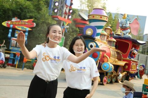 Shanghai Disneyland - Sign Language Service - Mickeys Storybook Express 02