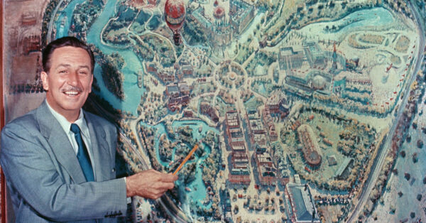 Walt Disney voor een plattegrond van Disneyland, Anaheim