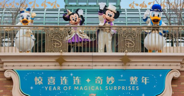 Shanghai Disney Resort - 5th Anniversary - Welcome by Donald Mickey Daisy and Minnie